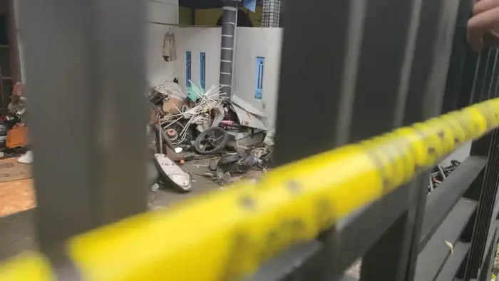 Penampakan di halaman rumah pemuda inisial AK (23) asal desa Waung, Baron, kabupaten Nganjuk, Jawa Timur yang menjadi penadah motor curian untuk dimutilasi dijual ecer