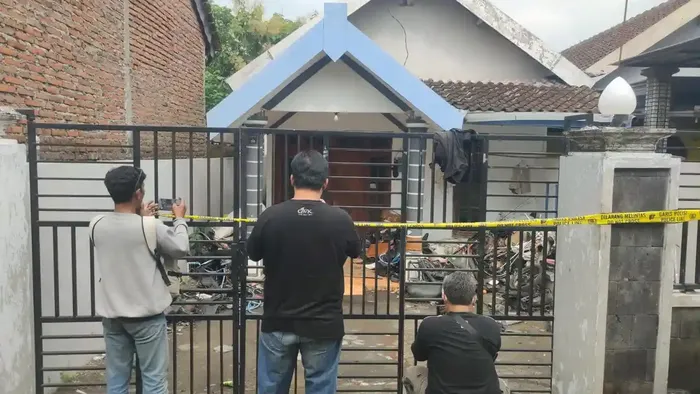 Rumah penadah motor curian yang berserakan part-part hasil mutilasi untuk dijual ecer di desa Waung, Baron, kabupaten Nganjuk, Jawa Timur