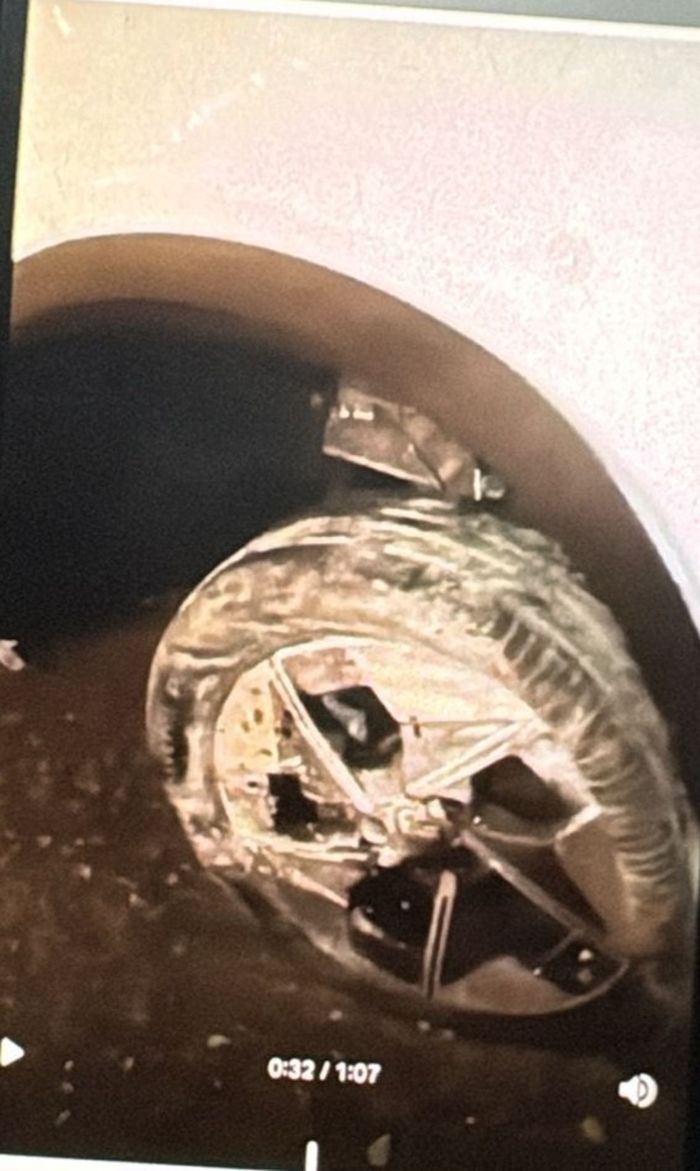 Roda kiri rusak parah akibat menghantam trotoar