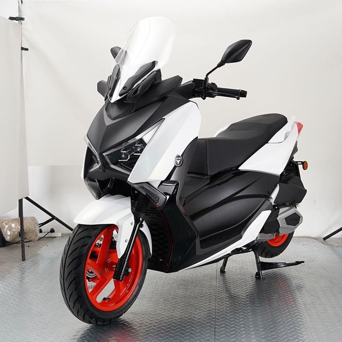 Bentuk fascia sangat mirip dengan Yamaha XMAX