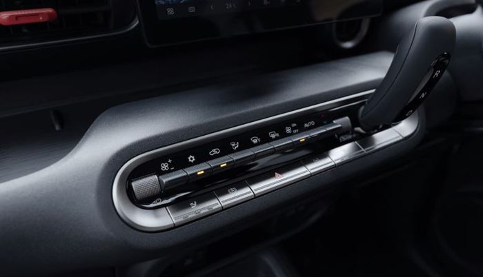 detail tombol kontrol pada BYD Racco