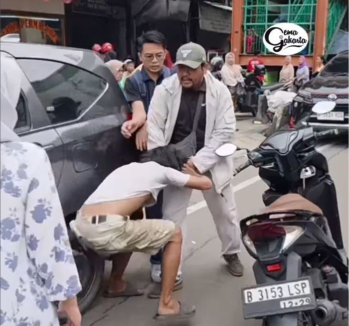 Polisi menangkap para tukang parkir liar di kawasan Tanah Abang, Jakarta Pusat yang mematok tarif motor Rp 60.000 dan mobil Rp 100.000