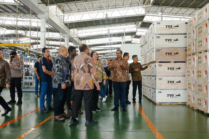 Tamu undangan diajak berkeliling melihat fasilitas produksi canggih di pabrik TVS Karawang