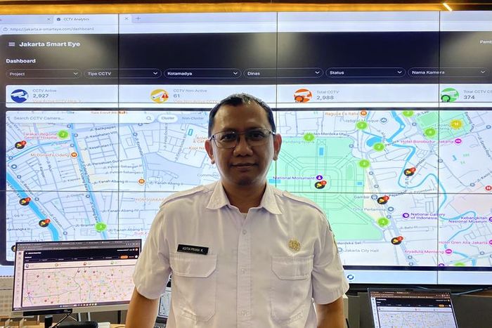 Kanit Pengelola Jasa Sistem Elektronik (PJSE) Diskominfotik DKI Jakarta, Aditia Prana Kusuma di ruang kontrol CCTV lantai 13 Blok H Balai Kota DKI Jakarta. 