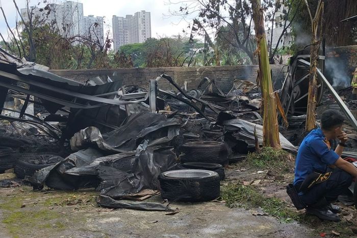 Kondisi pasca kebakaran di gudang ban dan pelek bekas wilayah Bintaro, Pondok Aren, Tangerang Selatan, (18/2/26)