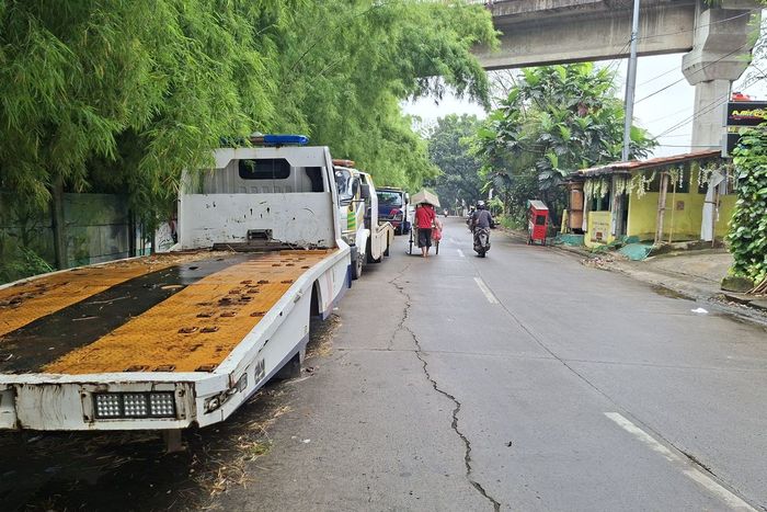 Beberapa truk towing yang parkir sembarangan di Jalan Haji Lebar, Meruya Selatan, Jakarta Barat sejak lama dikeluhkan warga sekitar