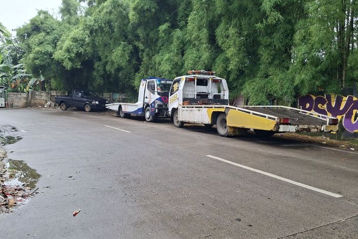 Truk towing swasta parkir sembarangan sejak lama di sisi Jalan Haji Lebar, Meruya Selatan, Jakarta Barat