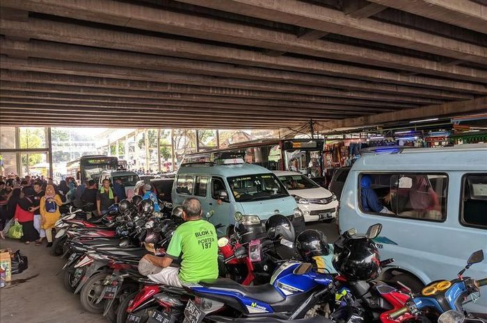 Wakil Gubernur DKI Jakarta, Rano Karno optimistis persoalan parkir liar di Tanah Abang akan kembali tertib dalam waktu tiga hari ke depan.