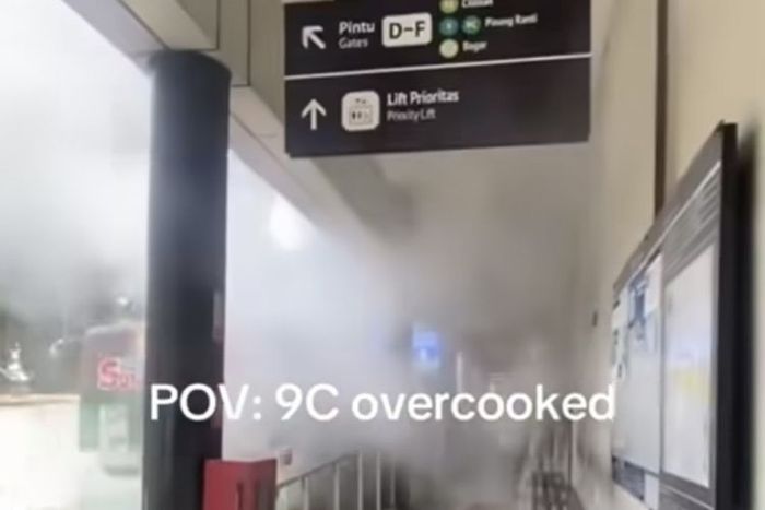 Bus TransJakarta berasap putih tebal di halte Pancoran, Jakarta Selatan, (14/2/26)