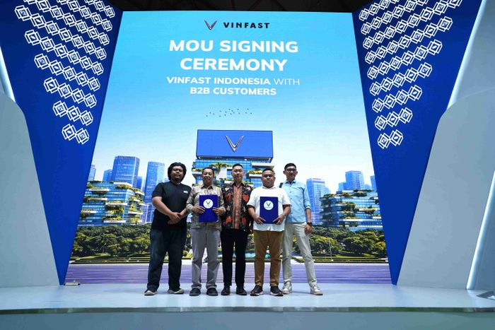 Penandatanganan MoU VinFast Indonesia dengan Riline Velocity Express (RVE) dan PT Sentrik Persada Nusantara di IIMS 2026