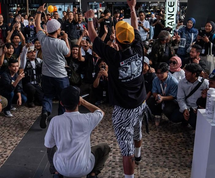 Karaoke dan berinteraksi langsung dengan Ari Lesmana bikin pecah booth IPONE di IIMS 2026