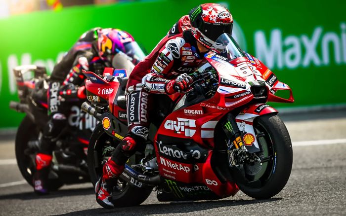 Pembalap Ducati Lenovo, Francesco Bagnaia (depan), dan Jorge Martin (Aprilia Racing) dalam latihan start pada tes pramusim MotoGP 2026 di Sirkuit Buriram, Thailand, Minggu (22/2/2026).