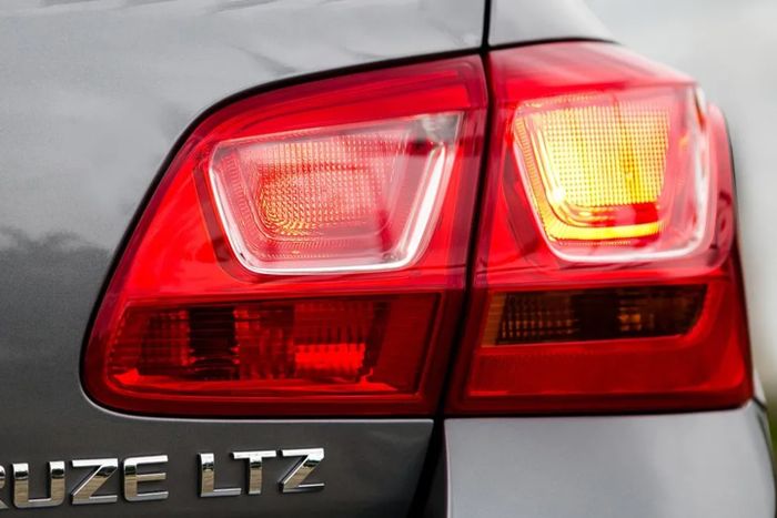 Salah satu keunikan mobil standar FMVSS adalah keleluasaan untuk memiliki lampu sein warna merah di belakang.