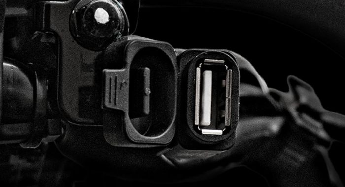 Suzuki DR160X 2026 juga sudah menyediakan port pengisian daya USB