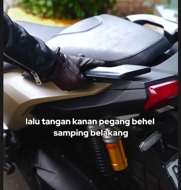 Tangan kanan memegang behel, kedua tangan berfungsi untuk menyeimbangkan 
