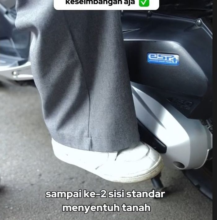 Kemudian injak standar tengah atau standar dua dengan kaki kanan dengan menggeser berat tubuh ke belakang 