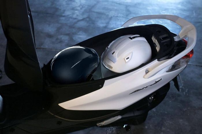 bagasi Yamaha Axis Z bisa menampung dua helm