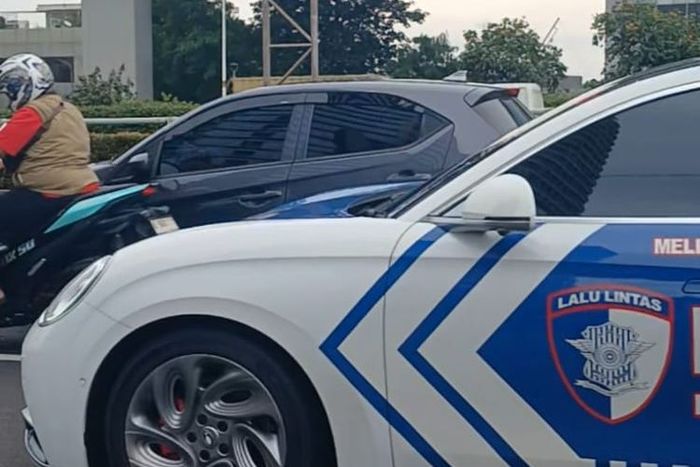 Tampak samping mobil listrik GWM Ora 07 yang menjadi mobil patroli baru Polisi Lalu Lintas Indonesia
