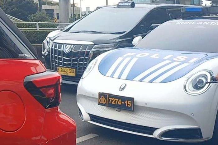 Tampak depan mobil listrik GWM Ora 07 yang tidak dijual di Indonesia menjadi mobil patroli Polisi Lalu Lintas