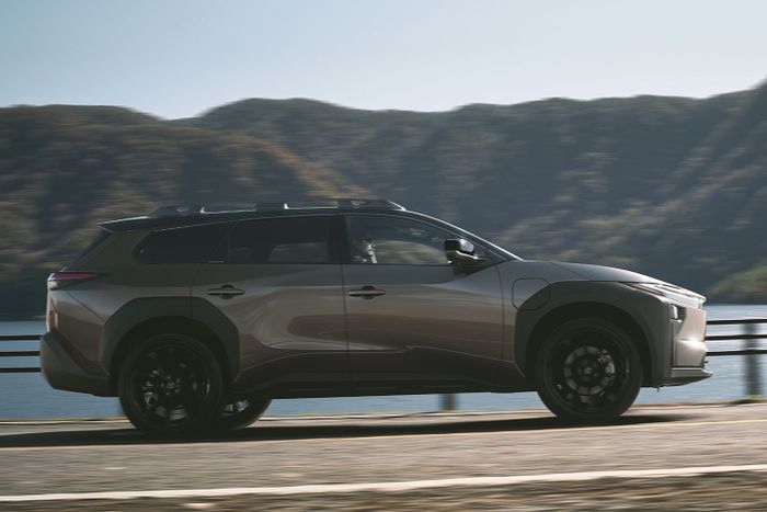 Kalau dari samping, Toyota bZ4X Touring tampil layaknya wagon crossover.