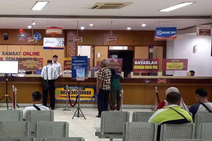 Kondisi di Unit Pengelolaan Pendapatan Daerah (UPPD) Samsat Semarang II di Banyumanik, (24/2/26).