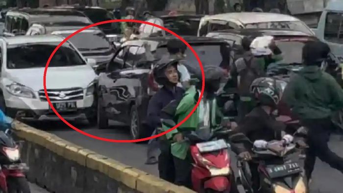 Dalam lingkaran merah, Toyota Calya hitam nopol D 1640 AHB yang melawan arah menabraki sejumlah mobil dan motor saat dikejar Polisi dan berakhir diamuk massa