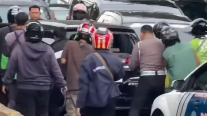 Polisi dan warga berhasil mengamankan sopir dan penumpang Toyota Calya yang melaju liar lawan arah tabraki sejumlah mobil dan motor di Jalan Gunung Sahari, Sawah Besar, Jakarta Pusat, (25/2/26)