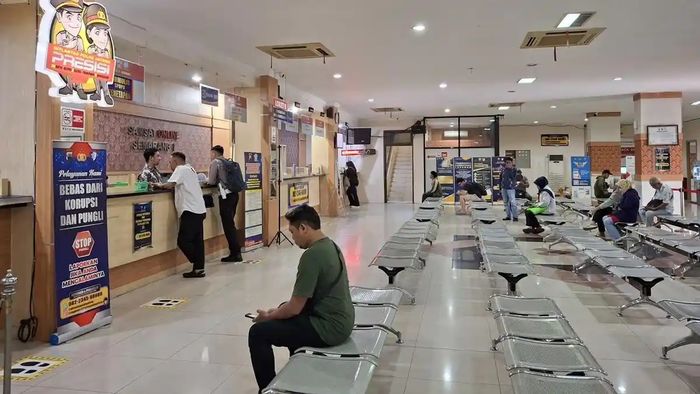 Suasana kantor pelayanan Samsat Semarang 1, jalan Brigjen Sudiarto, Semarang, Kamis (26/2/2026). Suasana kantor pelayanan tersebut tampak lengang dari biasanya. 