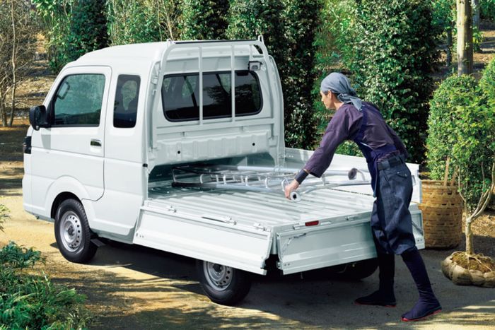 Suzuki Super Carry memiliki kabin lebih besar.