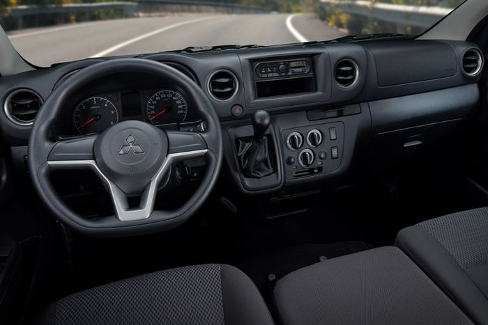 Interior depan Mitsubishi Versa Van.