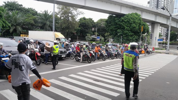 Kegiatan bagi-bagi takjil oleh BBC