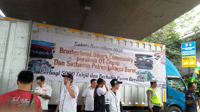 Kegiatan sosial ini menyasar pengendara roda dua dan roda empat yang melintas dan terjebak kemacetan menjelang waktu berbuka puasa.