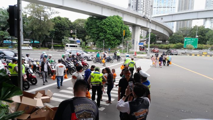 Bagi-bagi takjil oleh BBC di bawah Fly Over Traffic Light Tomang, Jakarta Barat