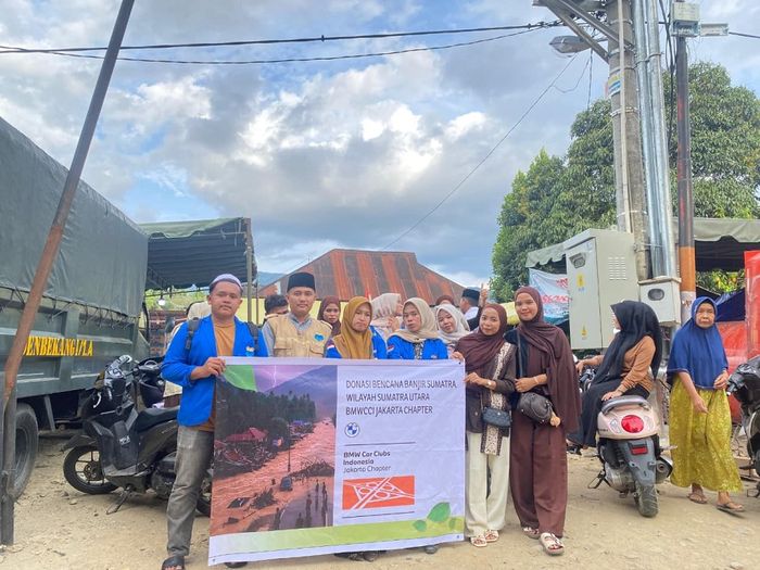 Penyaluran bantuan untuk korban banjir di wilayah Sumatera Utara dari BMW Car Clubs Indonesia Jakchap