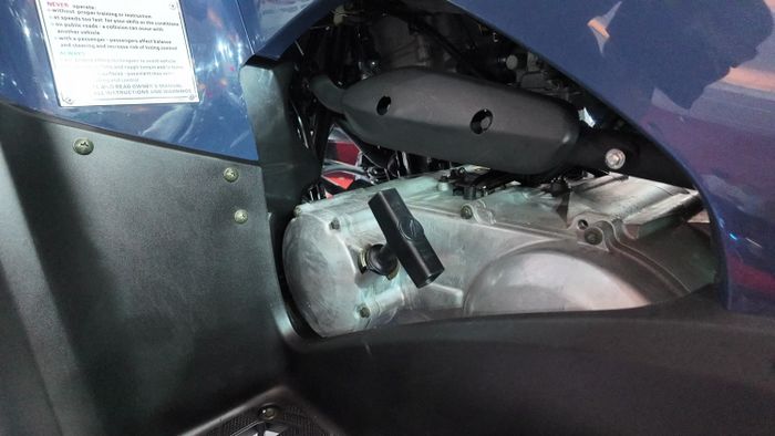 Kawasaki BRUTE FORCE 300 pakai transmisi automatic CVT yang diberi tambahan gearbox untuk ratio low dan high juga ada gigi mundur.