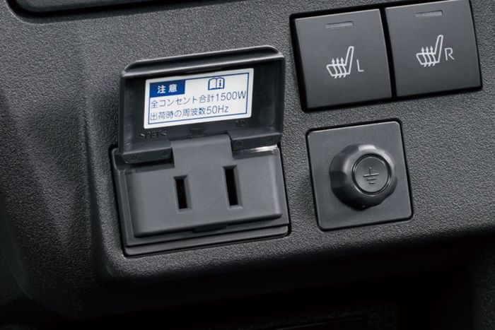 Port AC 100 Volt bisa digunakan untuk menyadur listrik dari baterai Daihatsu e-Hijet sampai 1.500 Watt.