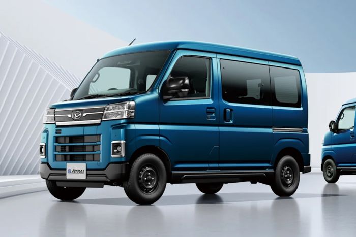 Daihatsu e-Atrai rilis bersama e-Hijet Cargo sebagai mobil listrik pertama Daihatsu.