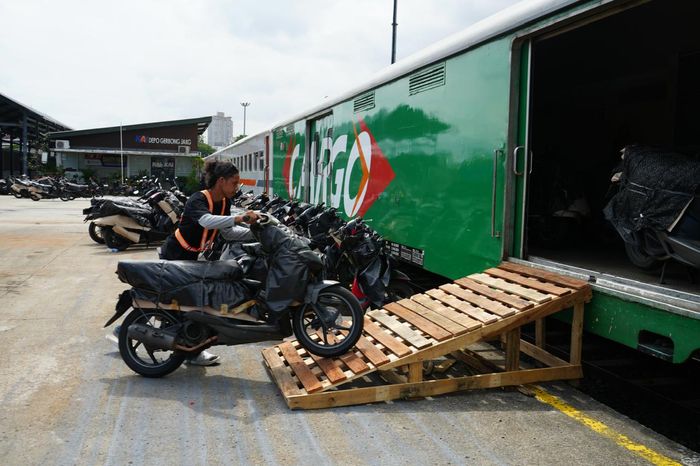 Peserta yang sudah terdaftar secara online diwajibkan melakukan verifikasi di posko sesuai jadwal agar tidak dihapus otomatis dari daftar.