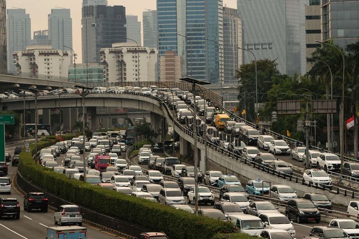 Suasana arus lalu lintas kendaraan di Jalan Gatot Subroto, Jakarta