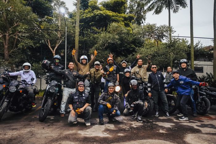 Sebanyak 400 anggota komunitas motor meramaikan roadshow Triumph di Bandunng 