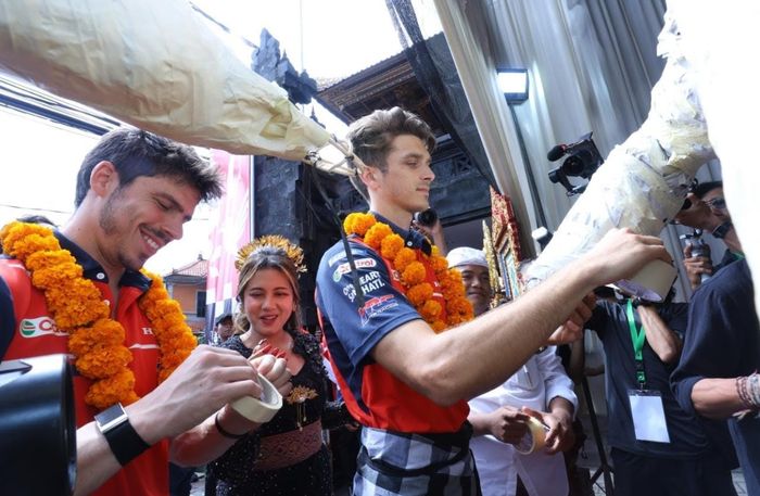 Kedua pembalap ikut "membangun" Ogoh-ogoh