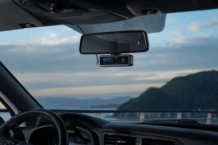 Dashcam 70mai T400 terpasang di kaca depan mobil