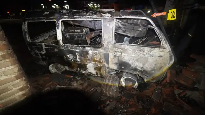 Kondisi Mitsubishi Colt T120SS usai terbakar hebat saat melaju di jalan raya nasional III, di desa Jabres, Sruweng, kabupaten Kebumen, Jawa Tengah, (4/3/26) malam.