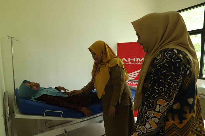 Tenaga Kesehatan (tengah) dan kader kesehatan (Kanan) sedang melakukan pemeriksanaan ke salah satu warga yang sudah lanjut usia di PUSTU Desa Sukamukti