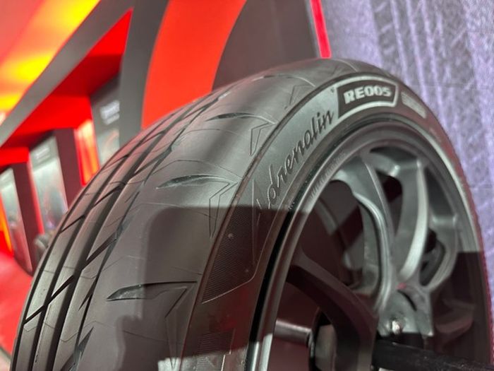 Pola tapak baru di ban Potenza Adrenalin RE005 mengadopsi teknologi Pulse Grooves dari Bridgestone.