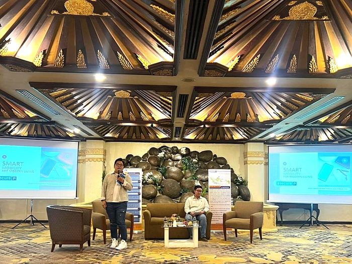 Hendri, Deputy General Manager Business Development Regional Secure Parking Indonesia (kiri) sedang memberikan paparan terkait &ldquo;Mobility for Modern Living&rdquo; pada momentum media gather