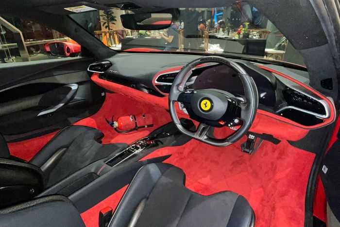 Interior Ferrari 296 GTB yang telah disertifikasi Ferrari Approved.