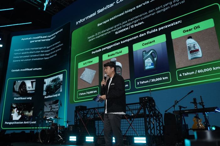 Head of Aftersales JAECOO Indonesia, Bayu Agus Mustofa, menyampaikan presentasi untuk menjawab berbagai pertanyaan umum dari konsumen