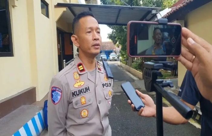 Iptu Kukuh. Mbak Dewi bantu mobil EV mogok kehabisan daya