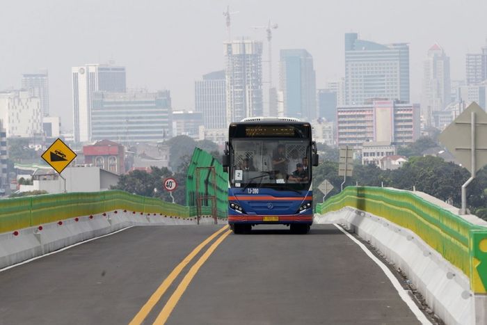 Bus TransJakarta koridor 13 melewati jalur langit yang melayang di atas ketinggian 18-24 meter